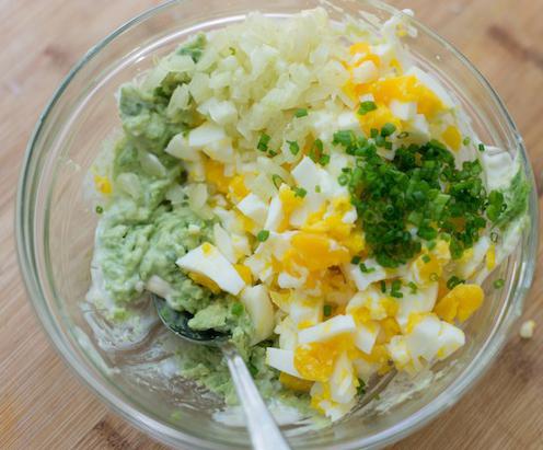 Салат с яйцом, зеленым луком и огурцами