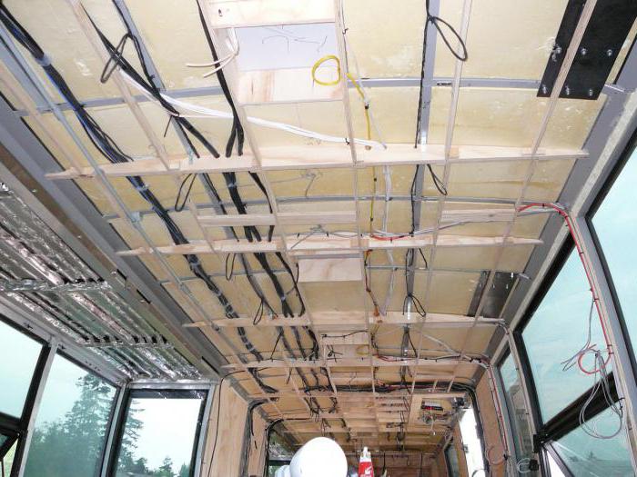Прокладка кабеля под потолком