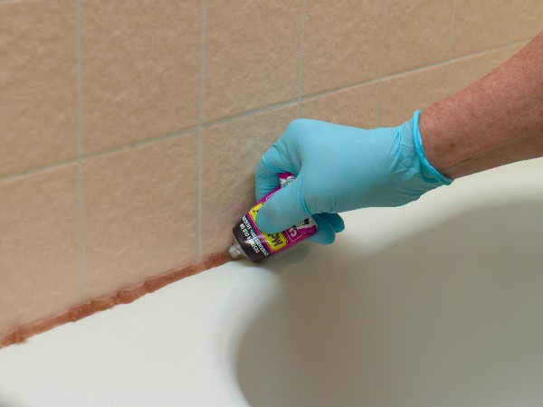 Как удалить герметик в ванной комнате