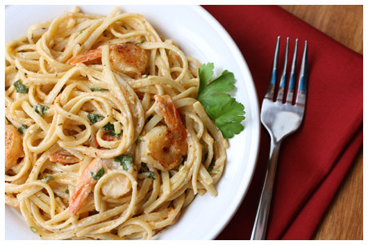 Сливочно-чесночный соус с креветками к спагетти