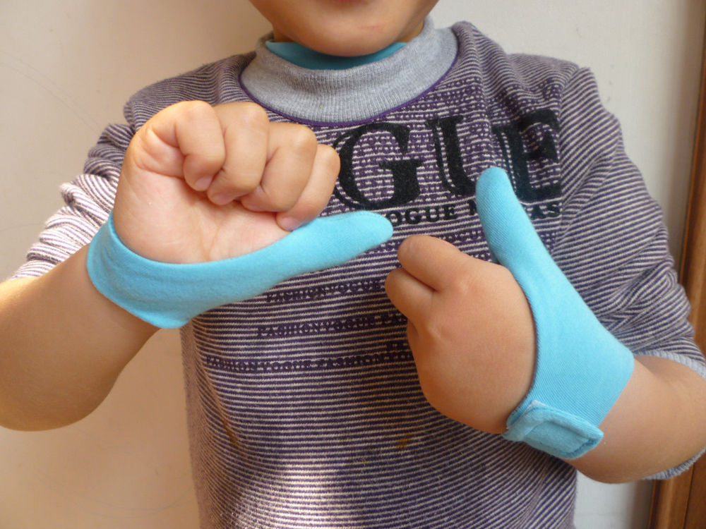 Как отучить ребенка сосать пальцы