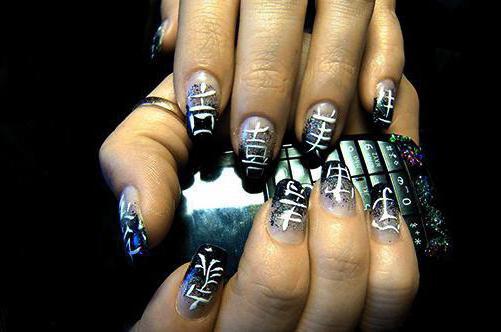 иероглифы на ногтях