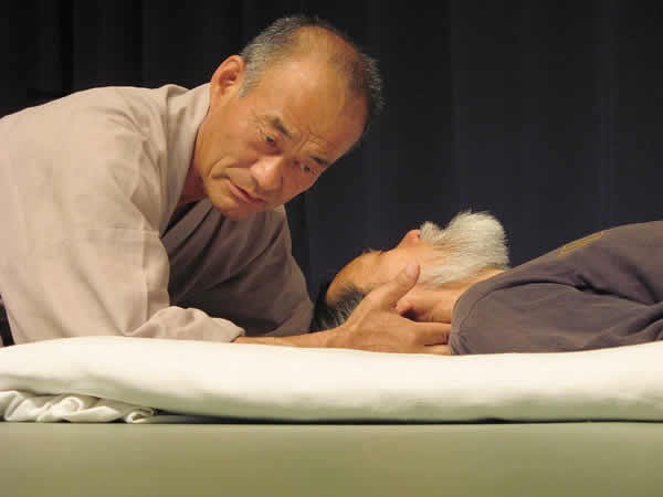 японский массаж лица против морщин шиацу