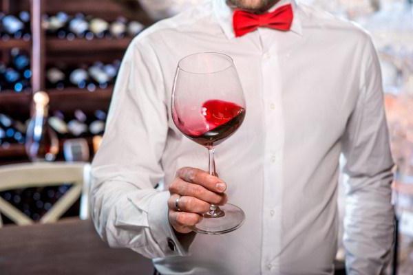 как правильно держать бокал с вином этикет