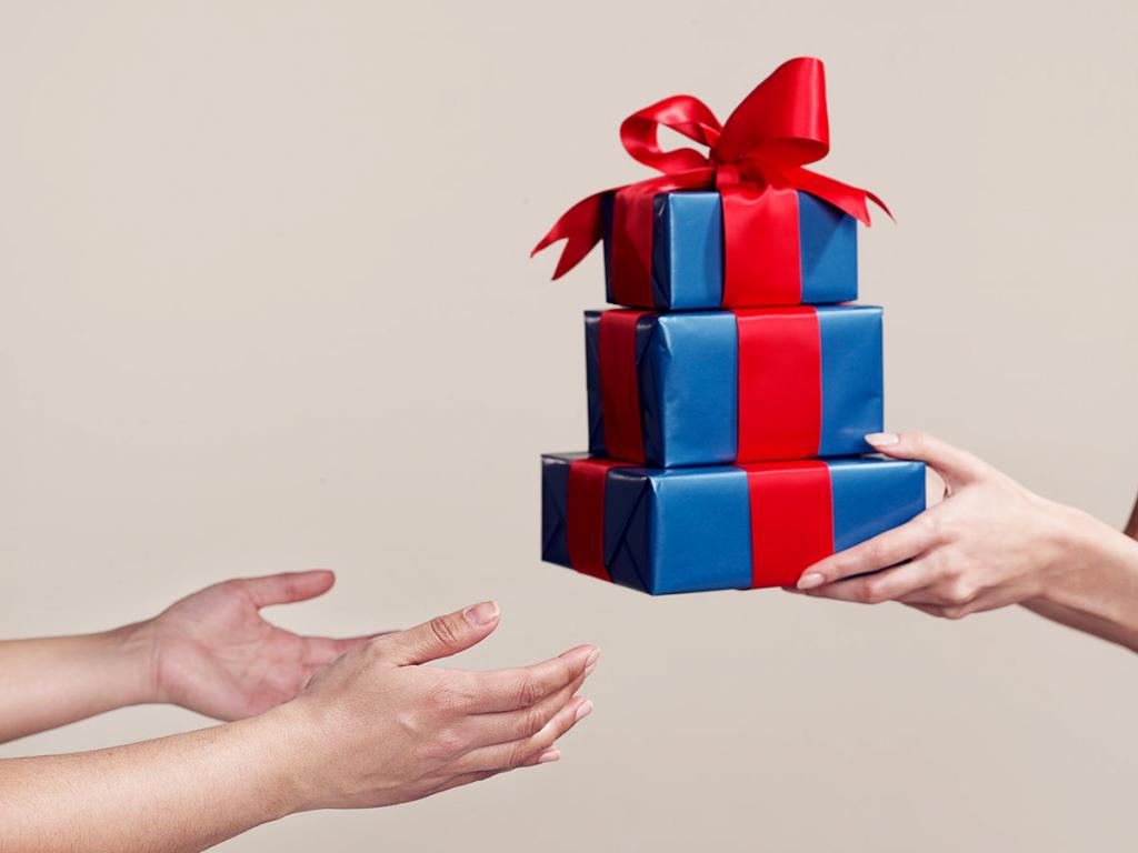 Почему нельзя дарить подарки заранее? Приметы и традиции