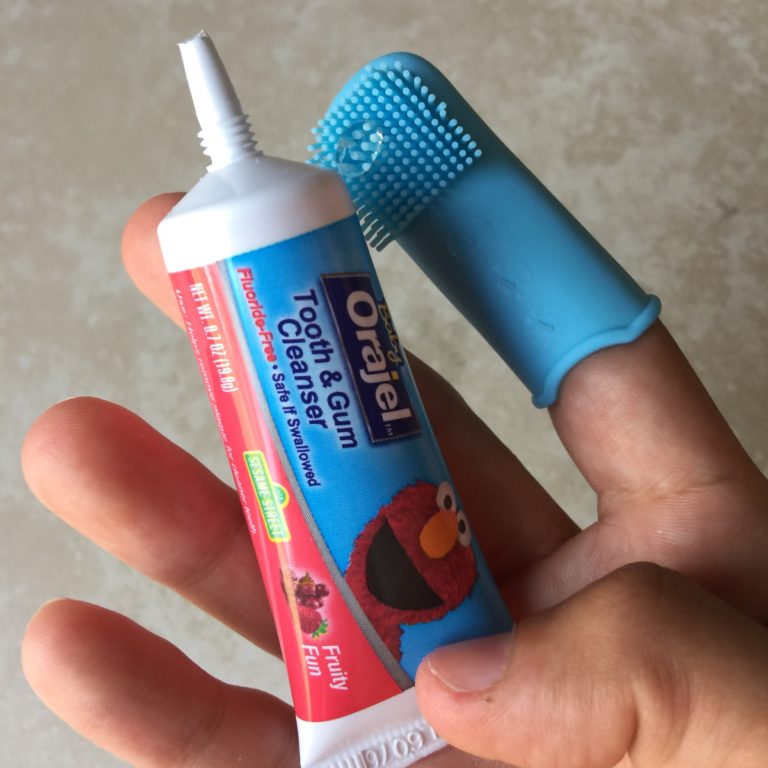 Детская зубная паста и первая щеточка
