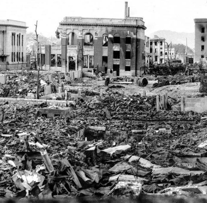 мощность бомб сброшенных на хиросиму и нагасаки 
