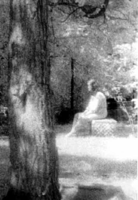 фото призраков на кладбище