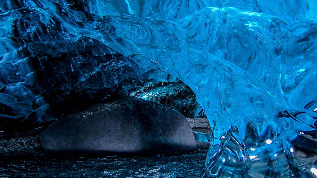 Кристальная пещера в Исландии