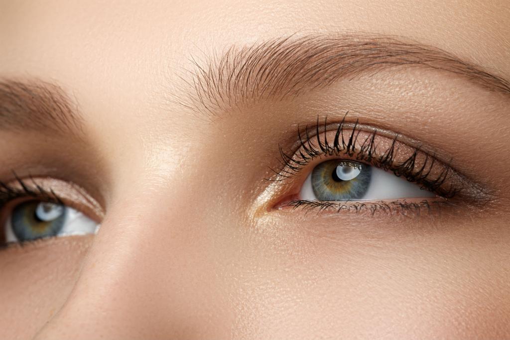 Сухая кожа вокруг глаз: причины, что делать
