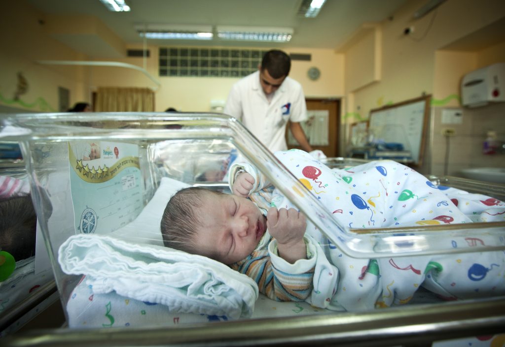 Современное оборудование поддерживает здоровье женщины и ребенка во время родов в Израиле