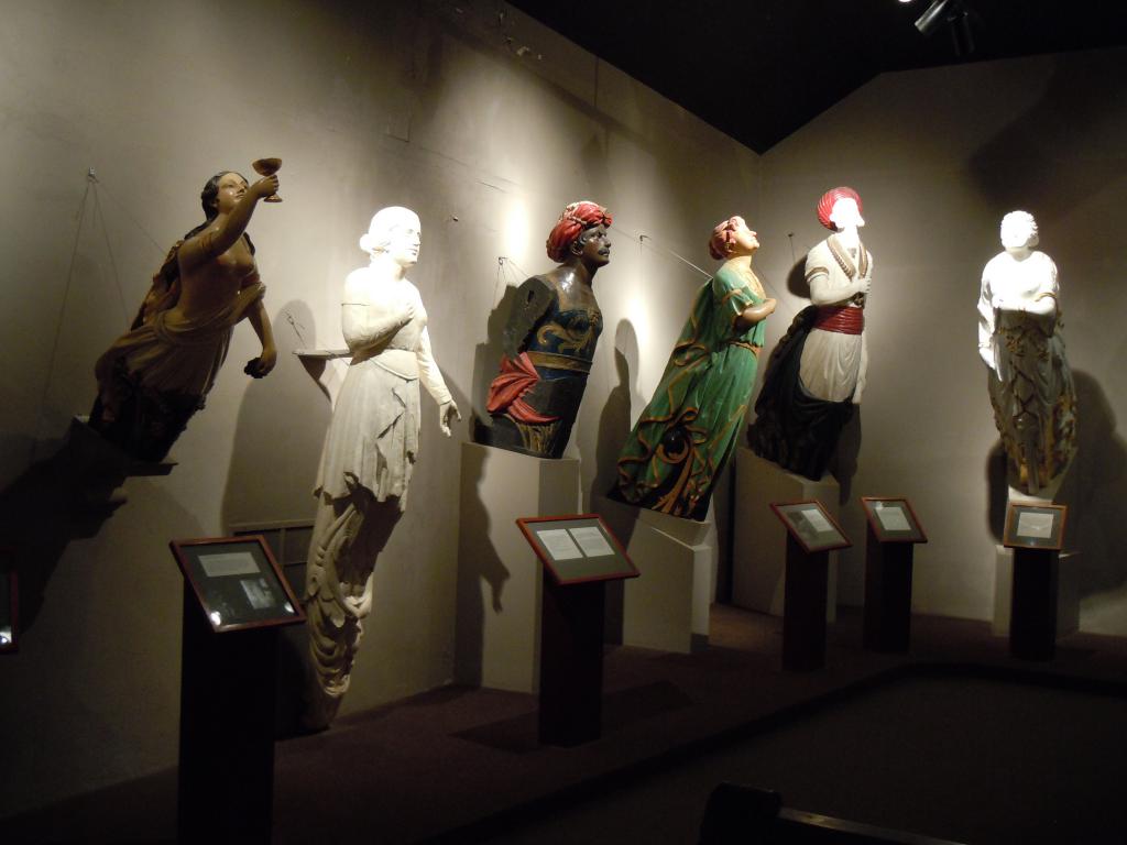 Носовые фигуры корабля в музее