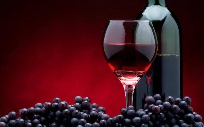 красное полусухое вино с чем пить