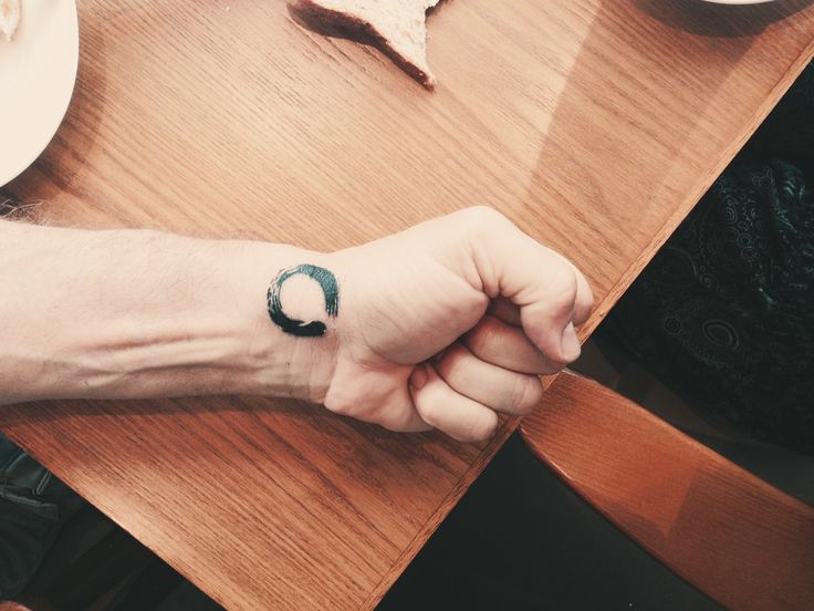 Татуировки на левой руке: расположение и значение