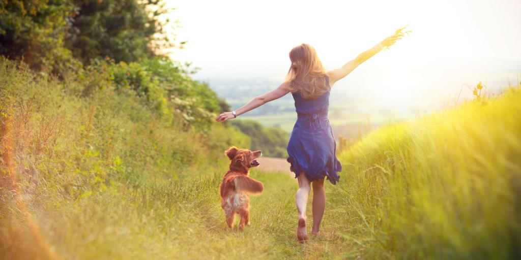 счастливая девушка на прогулке с собакой