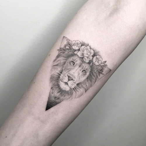 Татуировка знак зодиака Лев: значение для мужчин и девушек, расположение и фото