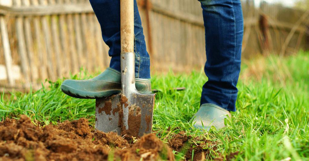 копать землю лопатой