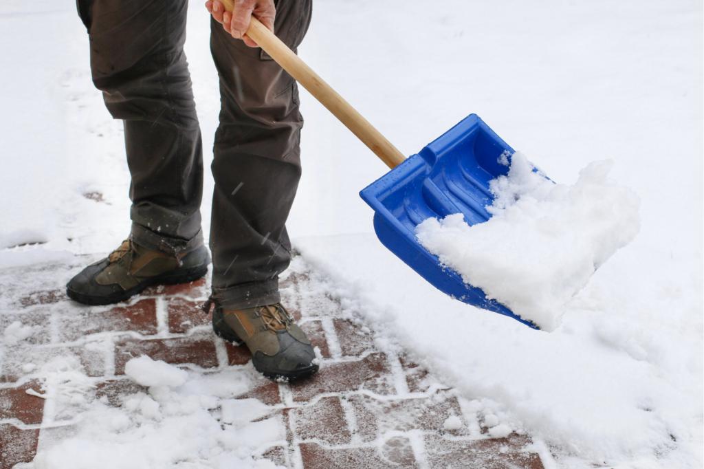 убирать снег лопатой