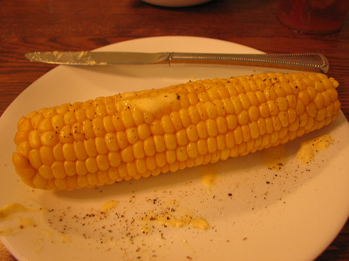 Вареная кукуруза с маслом.
