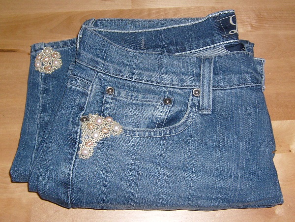 джинсы, подремонтированные при помощи вышивки бисером