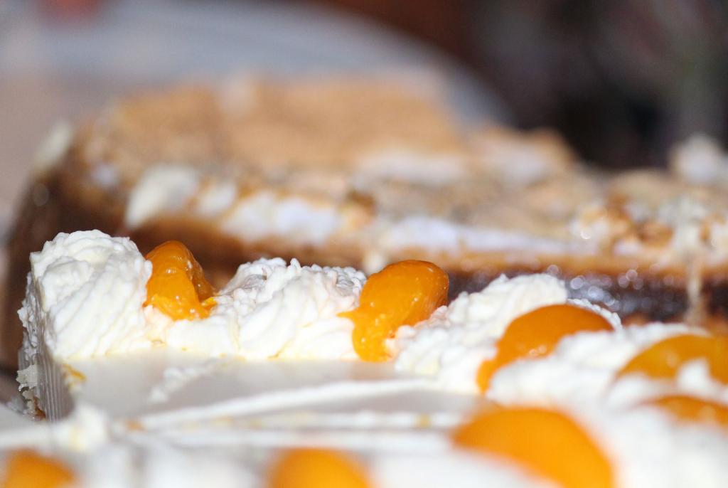 Торт с кремом и абрикосами