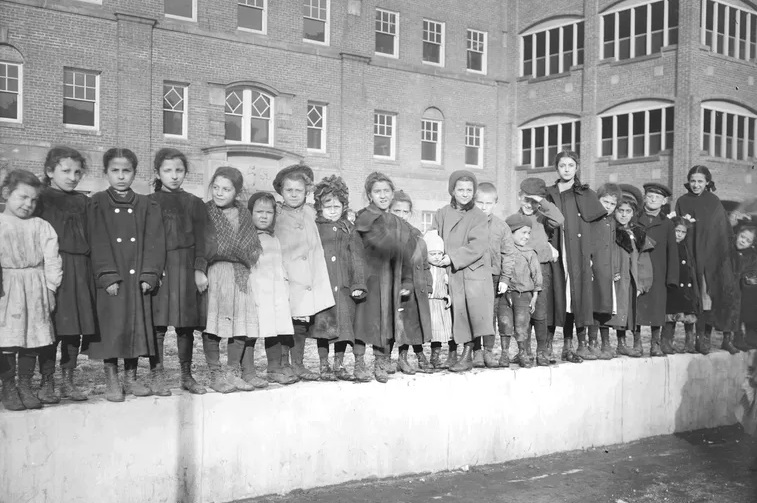 Дети у чикагского Хал-хауса, 1908 г.