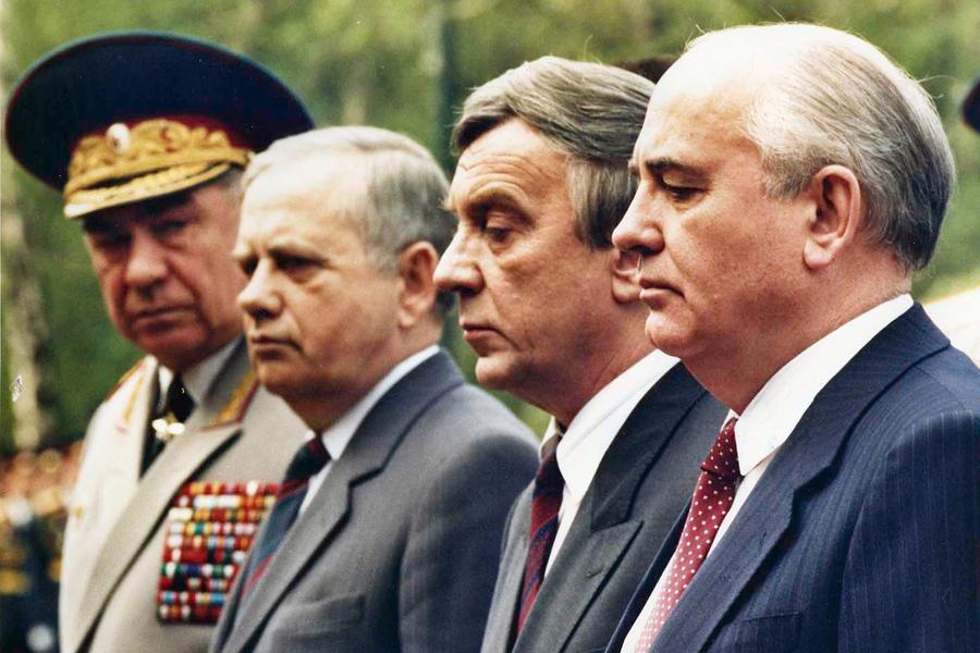 Горбачев с соратниками
