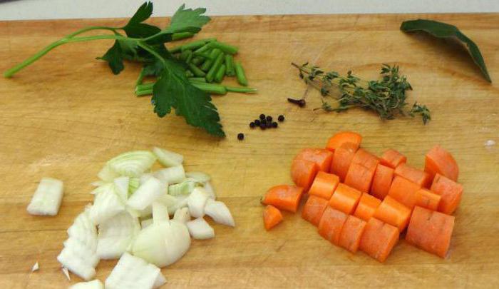 щука тушеная с морковью и луком в томате