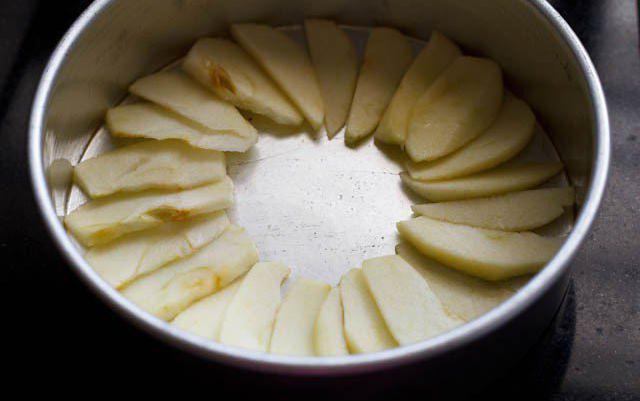 яблочный бисквитный пирог рецепт с фото пошагово в духовке 