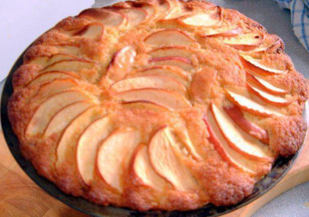 яблочный бисквитный пирог на сметане