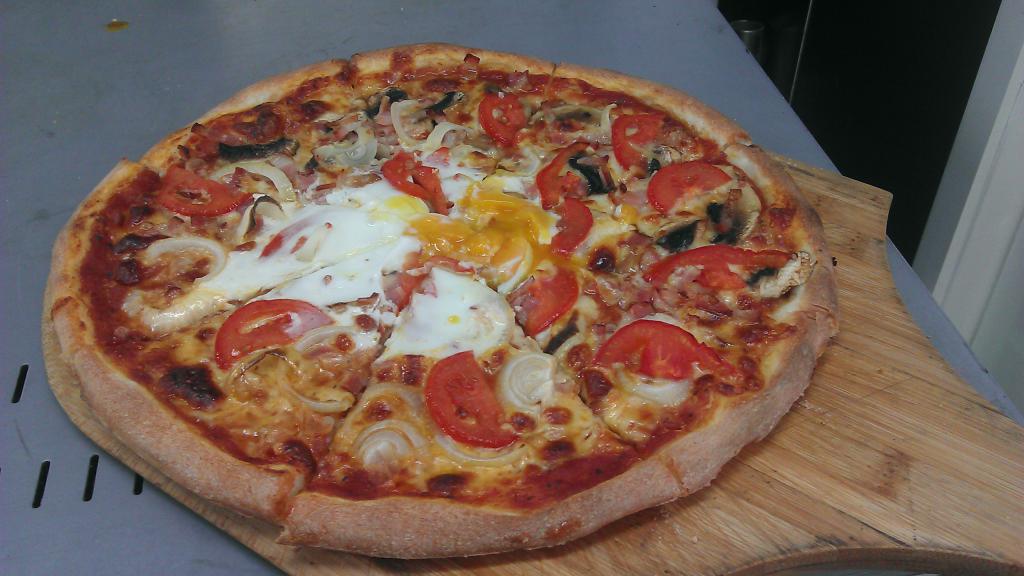 пицца с моцареллой и помидорами