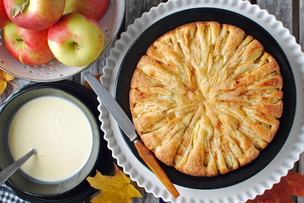вкусный и пышный яблочный пирог