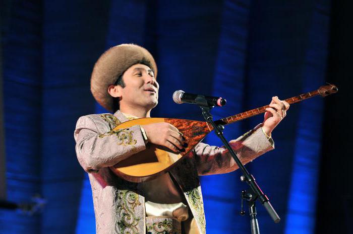Казахский музыкальный инструмент домбра 
