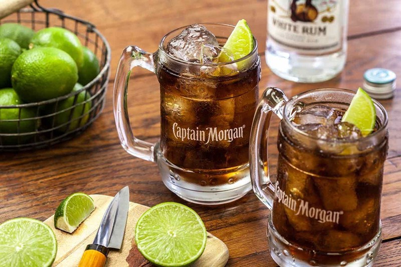 Как и с чем пьют ром "Капитан Морган" белый: правила употребления спиртных напитков