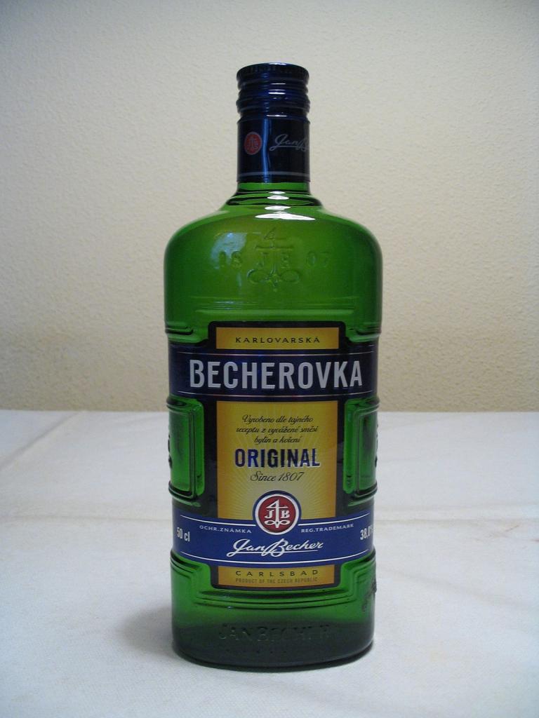 Ликер "Бехеровка": с чем пить и чем закусывать? Правила употребления спиртных напитков