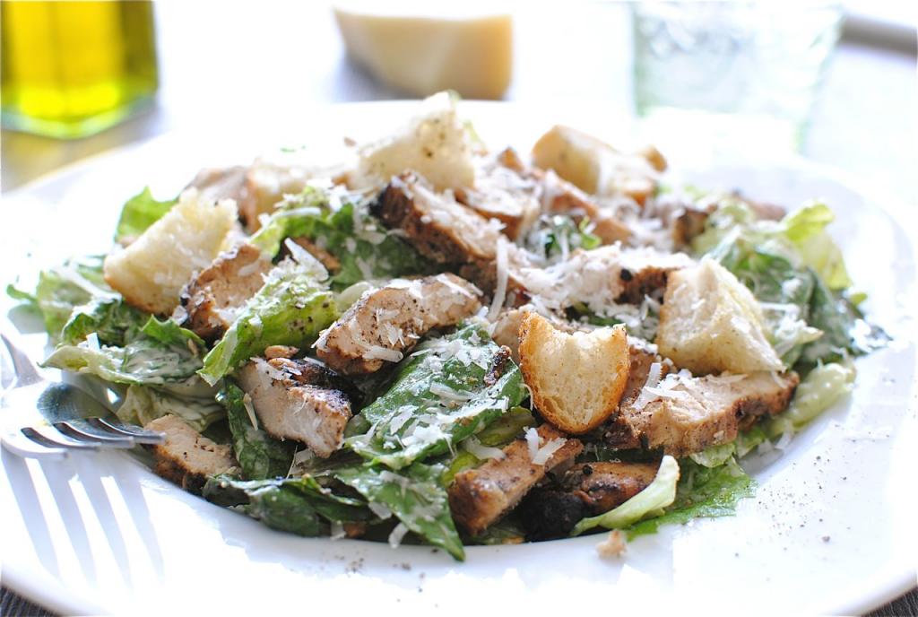 Заправки для салата "Цезарь" с курицей: ингредиенты, рецепты приготовления