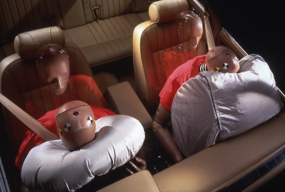 Как работают подушки безопасности в автомобиле: устройство и принцип работы