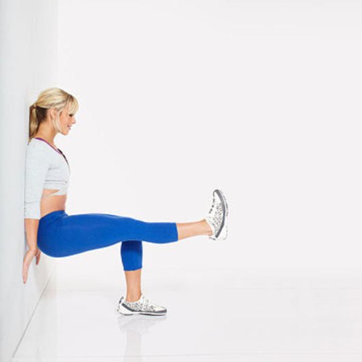Упражнение «стульчик» у стены: какие мышцы работают?