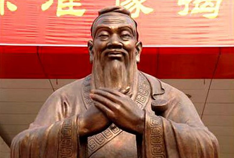 статуя мудреца Конфуция