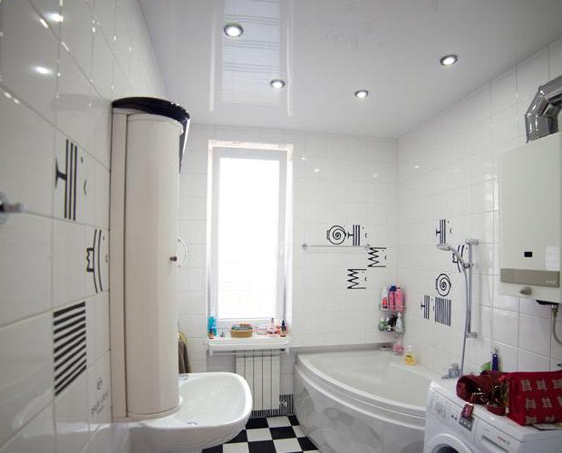 белый глянцевый натяжной потолок в ванной