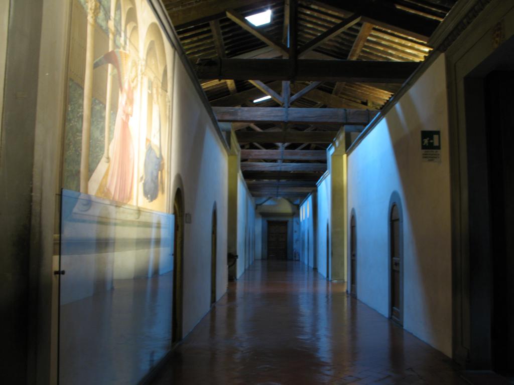 коридор монашеских келий второго этажа и фреска Фра Анжелико