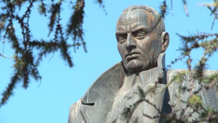 памятник адмиралу Колчаку в Иркутске