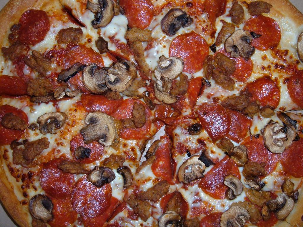 Пицца с грибами, колбасой и сыром