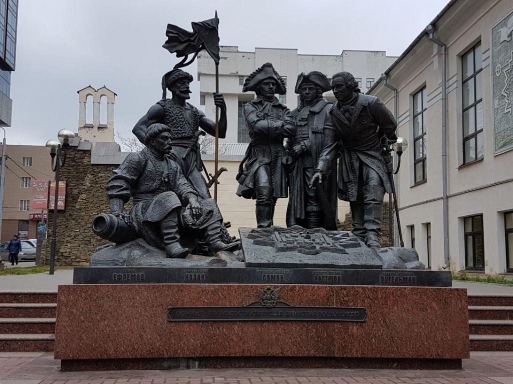 Памятник основателям крепости Димитрия Ростовского