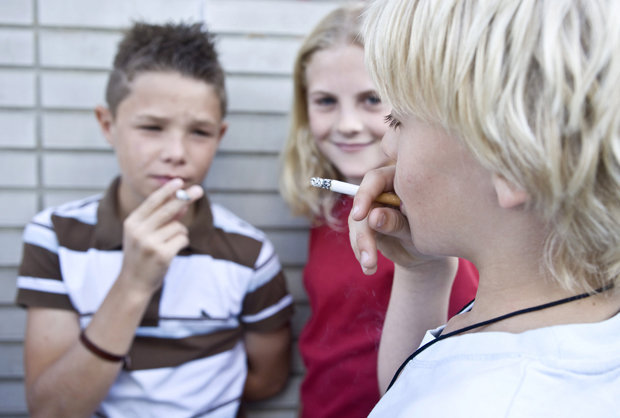 подростки курят сигареты