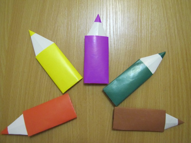 Закладка-карандаш из цветной бумаги