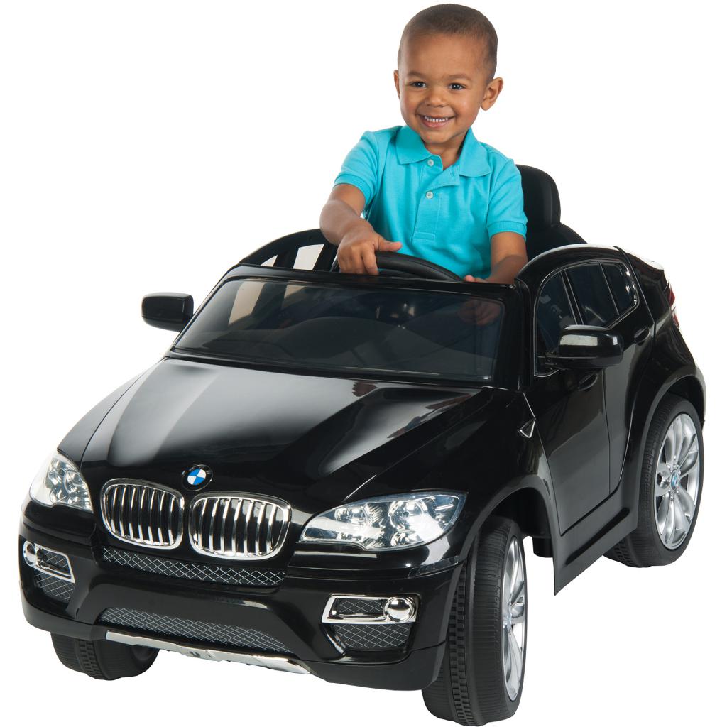 Ребенок за рулем детского авто
