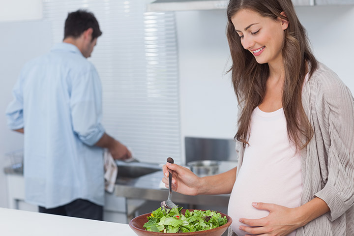 беременная женщина готовит салат