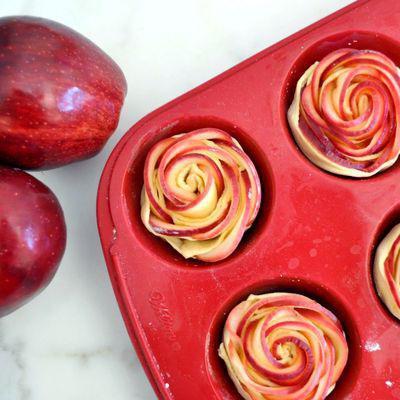  розы из слоеного теста с яблоками на сковороде 