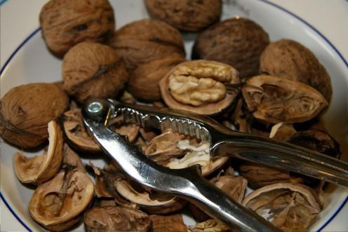 как быстро расколоть грецкие орехи 